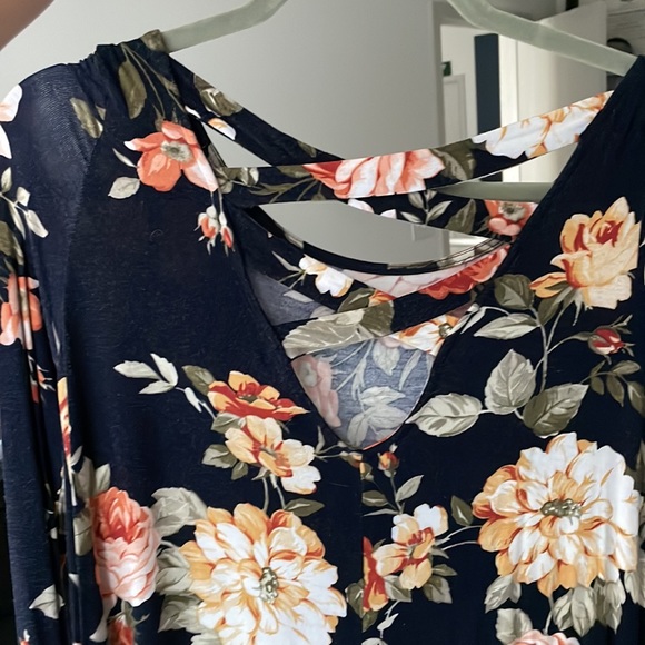 Altar’d State Fajardo Tunic Top- navy floral size small - Picture 2 of 3